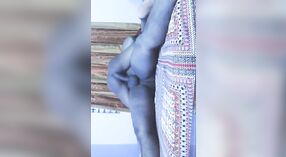 Sexy bengalisches Callgirl hat Sex mit ihrem Kunden in diesem dampfenden Video 1 min 00 s