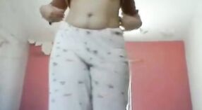 Wong wadon india Saka mumbai pamer awak wuda ing video solo sing uap 0 min 30 sec