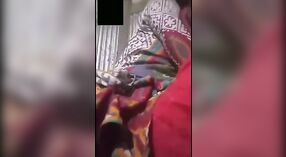 أداء العمة ديهاري المنفرد مع عشيقها في فيديو جنسي مباشر 2 دقيقة 30 ثانية