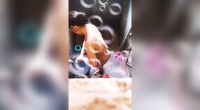 ஒரு நிர்வாண பெண் மறைக்கப்பட்ட கேமராவில் தனது குளியலறை கற்பனைகளை ஆராய்கிறாள் 4 நிமிடம் 20 நொடி