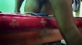 Istri India telanjang ditumbuk oleh suaminya dalam video panas ini 4 min 20 sec