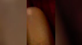 El coño peludo de una chica Paki es golpeado en un video de masturbación en solitario 2 mín. 40 sec