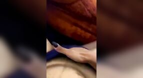 El coño peludo de una chica Paki es golpeado en un video de masturbación en solitario 3 mín. 00 sec