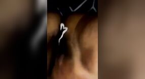El coño peludo de una chica Paki es golpeado en un video de masturbación en solitario 3 mín. 40 sec