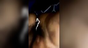 El coño peludo de una chica Paki es golpeado en un video de masturbación en solitario 4 mín. 00 sec