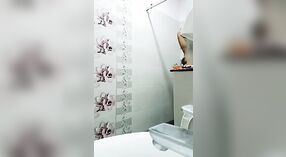 Séance Solo Nue de Swati Naidu dans la salle de bain 0 minute 0 sec