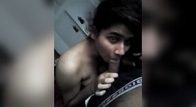 Sexy Indiase college student geeft een sensuele pijpbeurt in Hindi video 1 min 30 sec