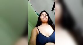 Video solo telanjang seorang bibi Bangladesh menikmati dirinya sendiri dengan seorang pria telanjang 3 min 00 sec