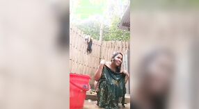 देसी एमएमसी के घर के बाहर स्नान के समय के साथ एक गर्म भारतीय चाची 1 मिन 20 एसईसी