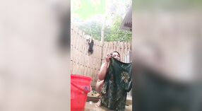 देसी एमएमसी के घर के बाहर स्नान के समय के साथ एक गर्म भारतीय चाची 1 मिन 30 एसईसी