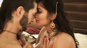 NRI porno yıldızı Maya Rathi, partneri Kamasutra ile ateşli seks yapıyor 7 dakika 40 saniyelik