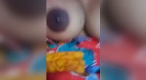 Masturbación en solitario de una niña india desnuda para su amante 1 mín. 20 sec