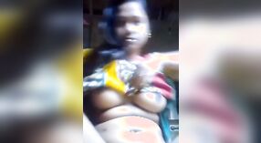 Masturbación en solitario de una niña india desnuda para su amante 1 mín. 40 sec