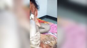 Une Indienne sexy se déshabille et se fait baiser par son courtier sexuel 0 minute 0 sec