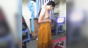 Video de travestismo de una chica de Andhra desnudándose hasta su lencería 7 mín. 20 sec