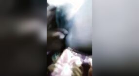 Behaarte Muschi indisches Mädchen wird von Freund in durchgesickertem Video hart gefickt 1 min 00 s