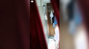 Seks kamar mandi dengan Desi tertangkap kamera tersembunyi 1 min 20 sec