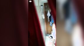 Seks kamar mandi dengan Desi tertangkap kamera tersembunyi 1 min 30 sec