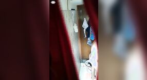 Seks kamar mandi dengan Desi tertangkap kamera tersembunyi 1 min 40 sec