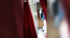 Seks kamar mandi dengan Desi tertangkap kamera tersembunyi 1 min 50 sec