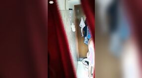 Seks kamar mandi dengan Desi tertangkap kamera tersembunyi 2 min 00 sec