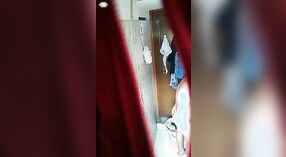 Sexo en el baño con Desi atrapado en cámara oculta 2 mín. 10 sec