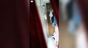 Seks kamar mandi dengan Desi tertangkap kamera tersembunyi 2 min 20 sec