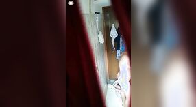 Sexo en el baño con Desi atrapado en cámara oculta 2 mín. 40 sec