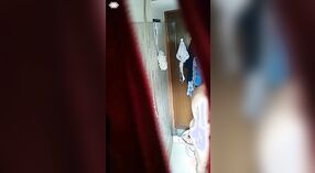 Sexo en el baño con Desi atrapado en cámara oculta 2 mín. 50 sec