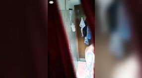 Sexo en el baño con Desi atrapado en cámara oculta 0 mín. 0 sec