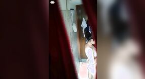 Sexo en el baño con Desi atrapado en cámara oculta 0 mín. 30 sec