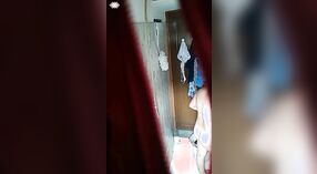 Sexo en el baño con Desi atrapado en cámara oculta 0 mín. 40 sec