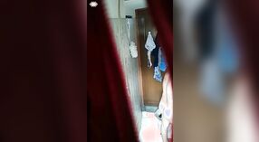 Sexo en el baño con Desi atrapado en cámara oculta 0 mín. 50 sec