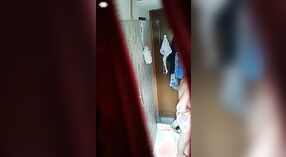 Seks kamar mandi dengan Desi tertangkap kamera tersembunyi 1 min 00 sec