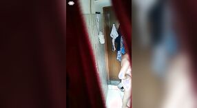 Seks kamar mandi dengan Desi tertangkap kamera tersembunyi 1 min 10 sec