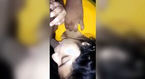彼女のボーイフレンドを吸ってクソしているガジプールの女の子のインドのxxxビデオ 1 分 20 秒