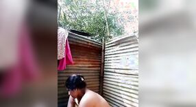 バスルームのバングラデシュの女の子のヌードセルフィー 0 分 0 秒