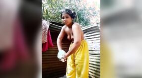 Selfie desnuda de una niña bangladesí en el baño 0 mín. 30 sec