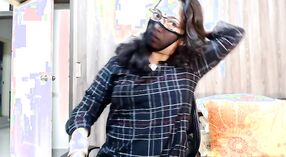 Indiase college student in een kroon masker pleasures zichzelf met haar fingers 4 min 50 sec