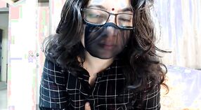 Étudiante indienne dans un masque de couronne se fait plaisir avec ses doigts 5 minute 50 sec