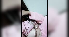 Karachi ' s naakte Tante toont haar Sexy Video 1 min 40 sec