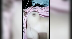 Bibi Karachi Sing Wuda Nduduhké Vidhéo Sing Seksi 2 min 10 sec