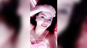 この蒸し暑いビデオでのエハナ・ヴァシシュタの魅惑的なヌードパフォーマンス 7 分 00 秒