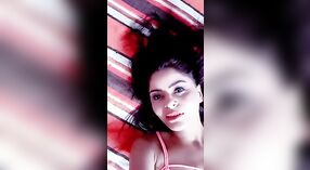 この蒸し暑いビデオでのエハナ・ヴァシシュタの魅惑的なヌードパフォーマンス 7 分 40 秒
