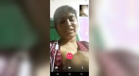 Les gros seins de Tante Malayali font jouir un mec lors d'un appel vidéo torride 0 minute 0 sec