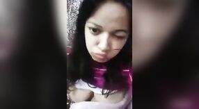 Indyjska kobieta pyszni się swoim ogromnym ciałem w solo wideo 0 / min 0 sec