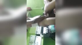 Pareja india recibe un pago por un video de sexo humeante 11 mín. 00 sec