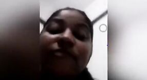 Indiase babe fingers haarzelf naar orgasme 1 min 00 sec