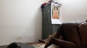 పరిపక్వ భారతీయ అత్త మరియు అంకుల్ ఆవిరి ఇంటి సెక్స్ కలిగి ఉన్నారు 0 మిన్ 40 సెకను