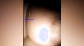 Selfie desnuda de una chica de Dhaka con grandes pechos mostrando sus activos 1 mín. 20 sec